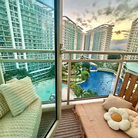Cozy 1Br W/ Balcony At Azure Apartment